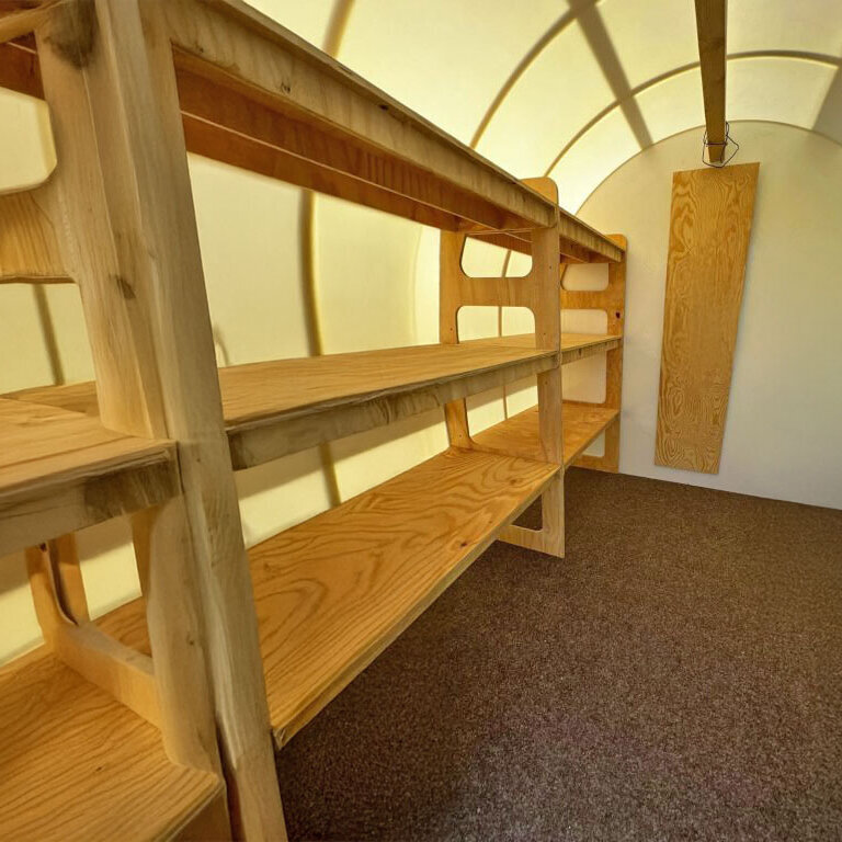 Innenansicht Schutzraum mit Regalen