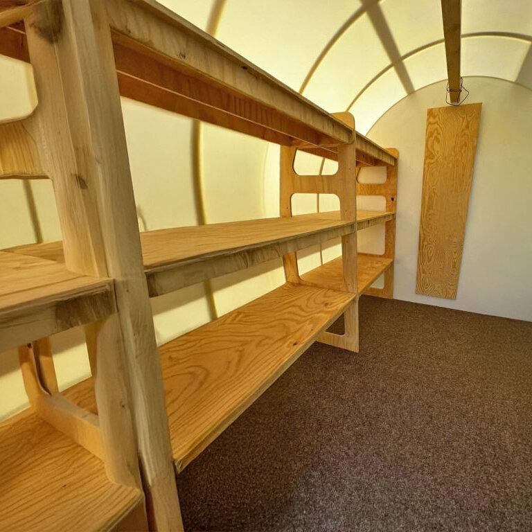 Innenansicht Erdkellermodul mit Regalen