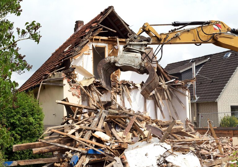 Abrissarbeiten mit Bagger
