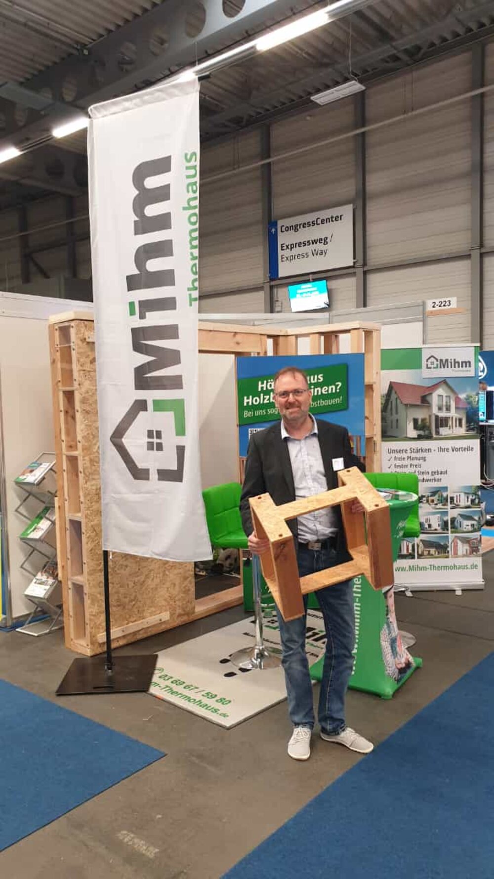 Modulbausystem Holzbauweise Mann auf einem Messestand in Erfurt
